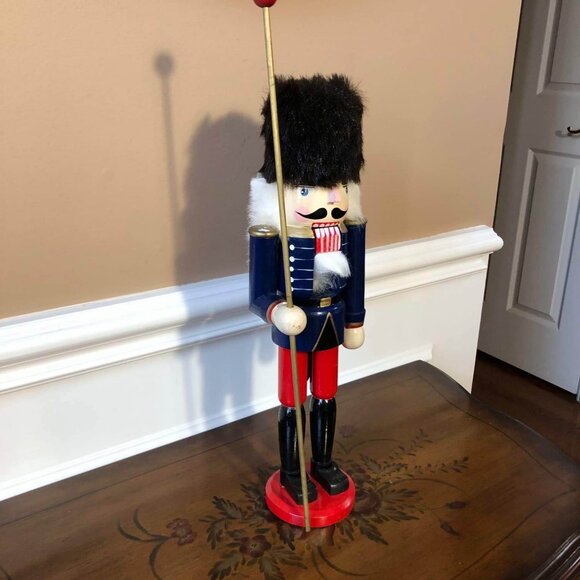 Enesco 15.5” toy soldier nutcracker - Picture 8 of 9